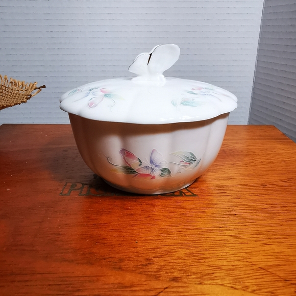 Vintage Aynsley Fine Bone China Little Sweetheart Lidded Butterfly Trinket Dish - Picture 1 of 17